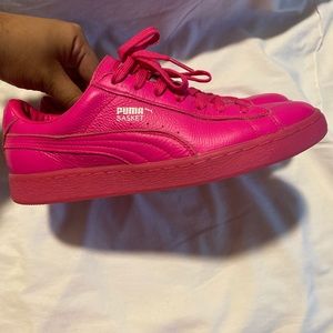 Pink fuchsia Puma shoes size 6Y or Sz 8 like NEW